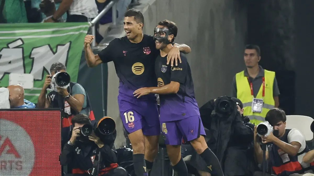 Foto Eric Garcia dan Koundé Absen di Paris, Flick Cari Solusi Pertahanan